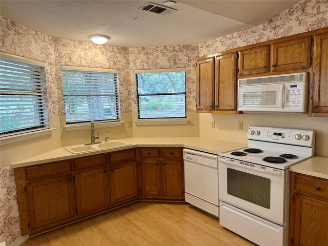 8 Stonehouse CIR, Wimberley, TX 78676