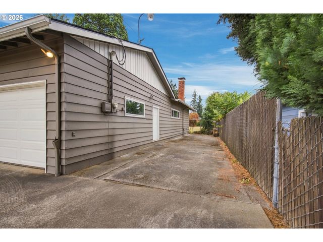 8123 Se ROOTS Rd, Milwaukie, OR 97267