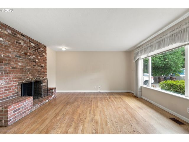 8123 Se ROOTS Rd, Milwaukie, OR 97267