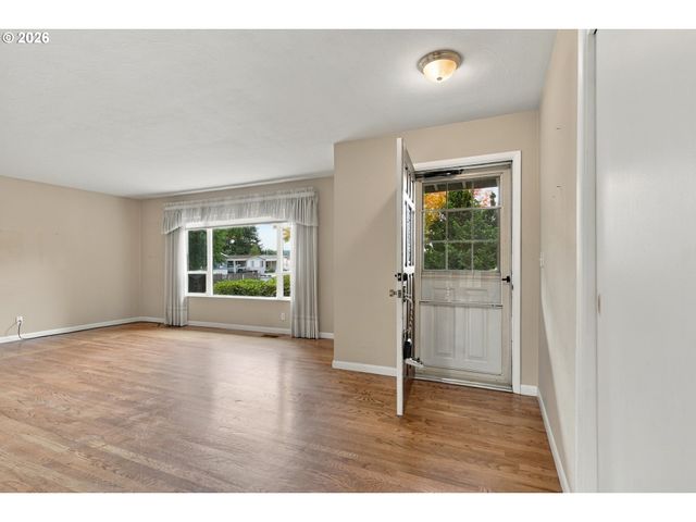8123 Se ROOTS Rd, Milwaukie, OR 97267