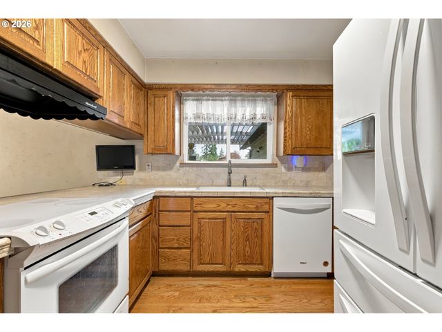 8123 Se ROOTS Rd, Milwaukie, OR 97267