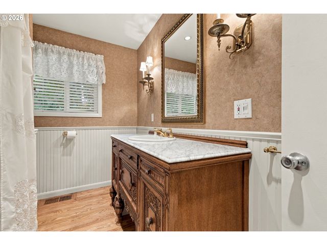 8123 Se ROOTS Rd, Milwaukie, OR 97267