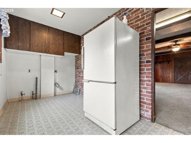 8123 Se ROOTS Rd, Milwaukie, OR 97267