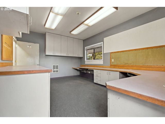 8123 Se ROOTS Rd, Milwaukie, OR 97267