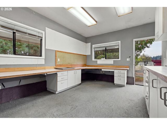 8123 Se ROOTS Rd, Milwaukie, OR 97267