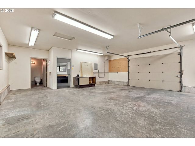 8123 Se ROOTS Rd, Milwaukie, OR 97267