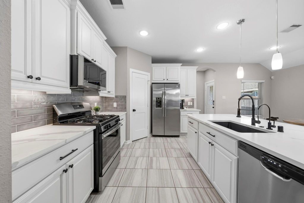 Image 14 of property listing at 16011 Monument Hill Crossing, Cypress, TX 77433