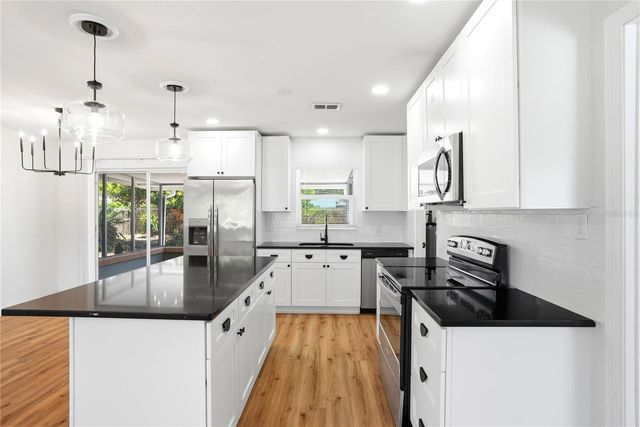 5586 30TH AVENUE N, St Petersburg, FL 33710