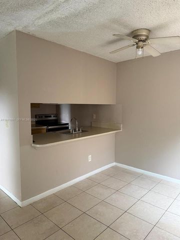 6023 10th Avenue N 215, Greenacres, FL 33463