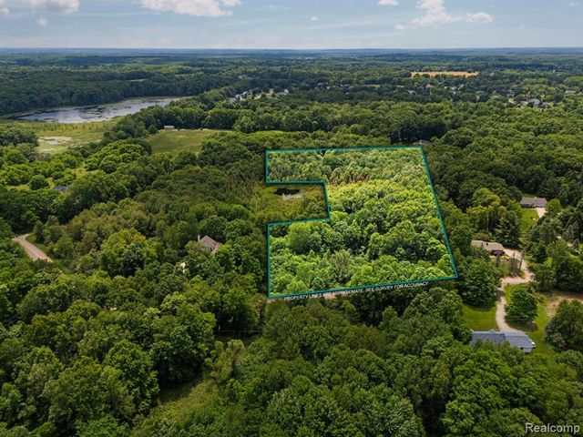 00 Brighton, Howell, MI 48843