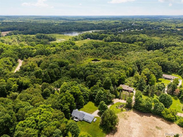 00 Brighton, Howell, MI 48843
