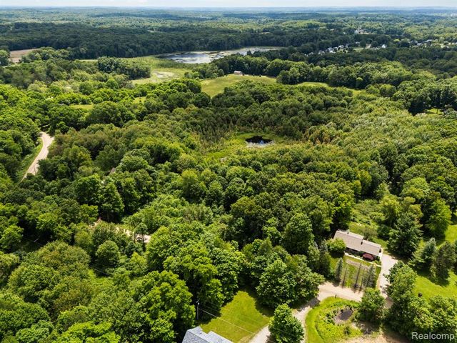00 Brighton, Howell, MI 48843