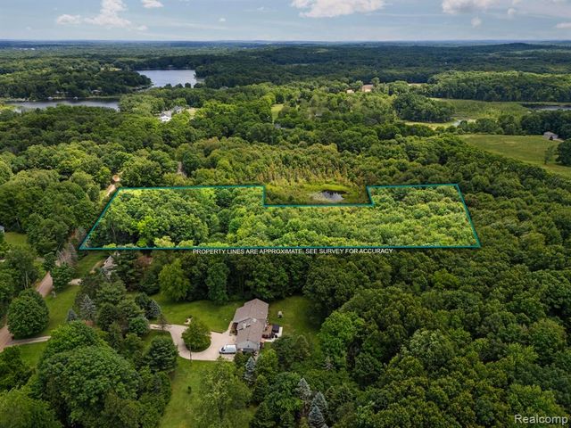 00 Brighton, Howell, MI 48843
