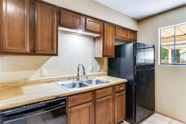 825 Blue Ridge Drive, Burleson, TX 76028