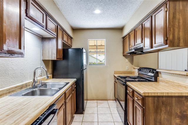 825 Blue Ridge Drive, Burleson, TX 76028