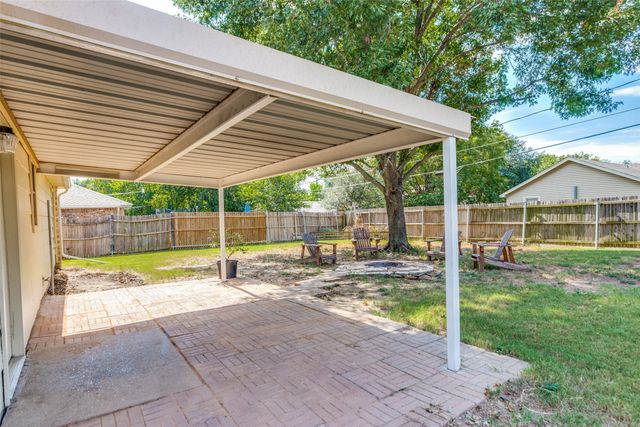 825 Blue Ridge Drive, Burleson, TX 76028