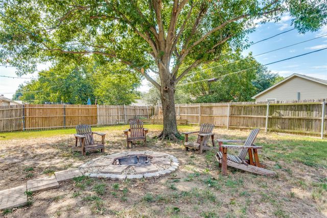 825 Blue Ridge Drive, Burleson, TX 76028