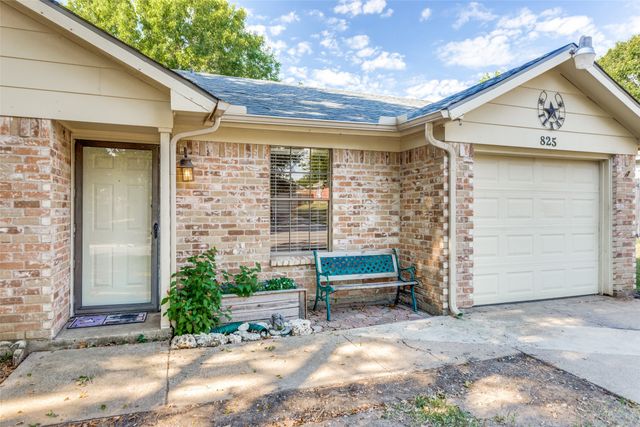 825 Blue Ridge Drive, Burleson, TX 76028