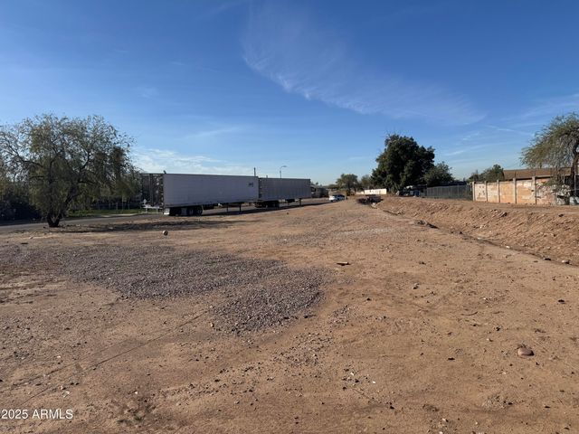 820 E CHIPMAN Road 1, Phoenix, AZ 85040