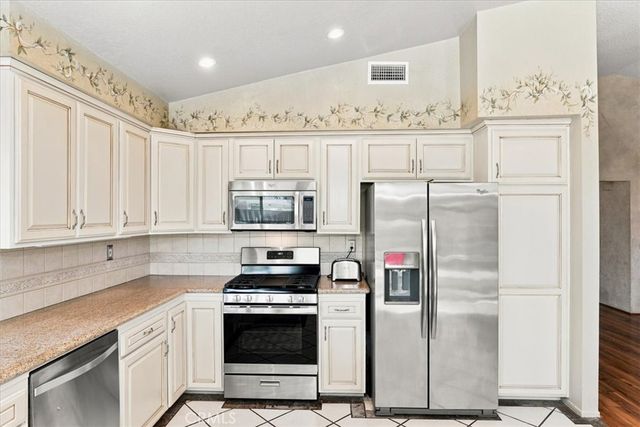 165 Cottonwood Avenue, Riverside, CA 92506