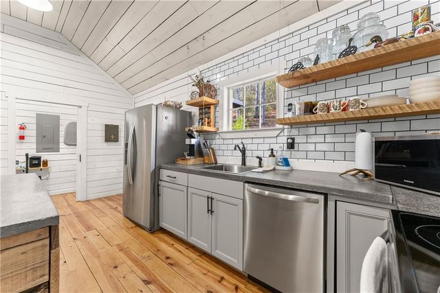 121 Waterfalls Way, Clarkesville, GA 30523