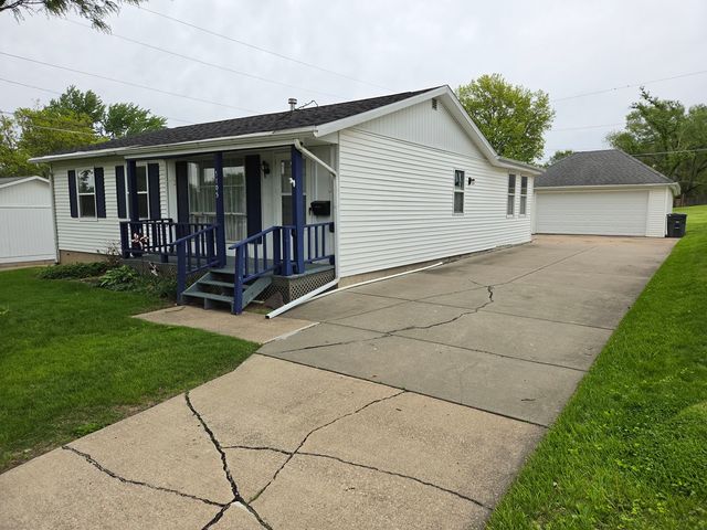 1105 6th Street W, Milan, IL 61264