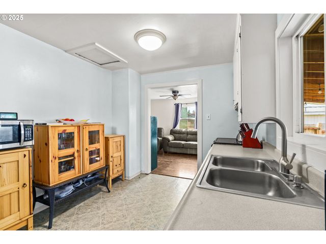 12 N CANNON St, Lowell, OR 97452