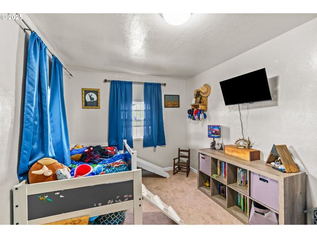 12 N CANNON St, Lowell, OR 97452