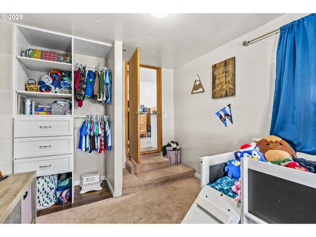 12 N CANNON St, Lowell, OR 97452