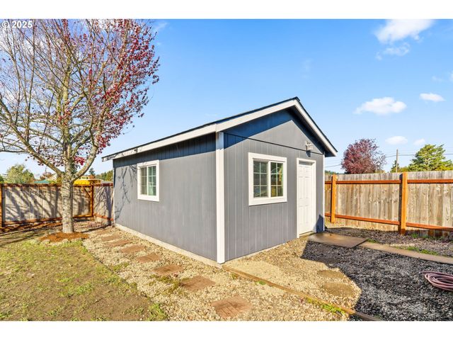 12 N CANNON St, Lowell, OR 97452