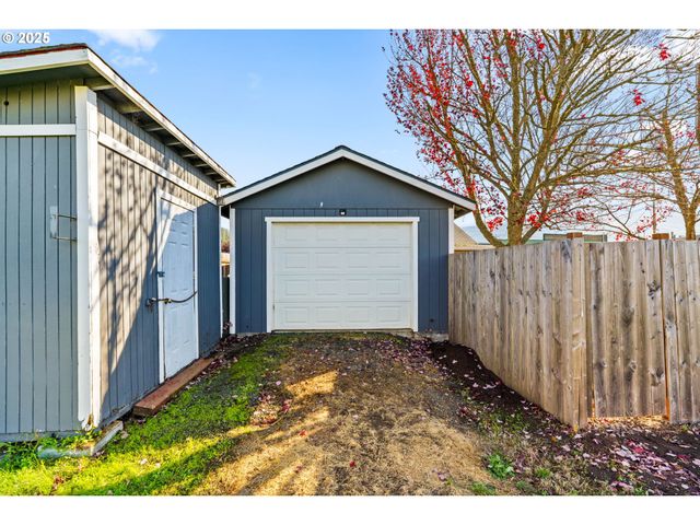 12 N CANNON St, Lowell, OR 97452