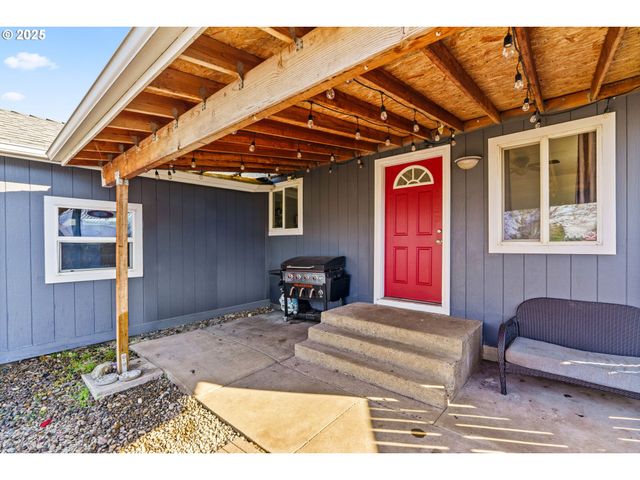 12 N CANNON St, Lowell, OR 97452