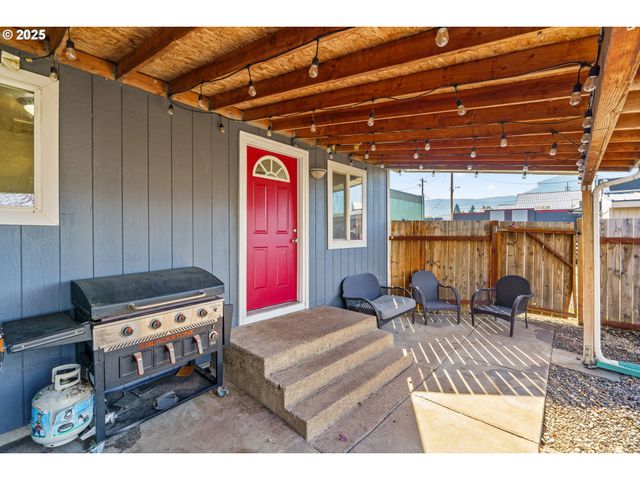 12 N CANNON St, Lowell, OR 97452