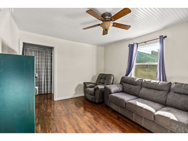 12 N CANNON St, Lowell, OR 97452