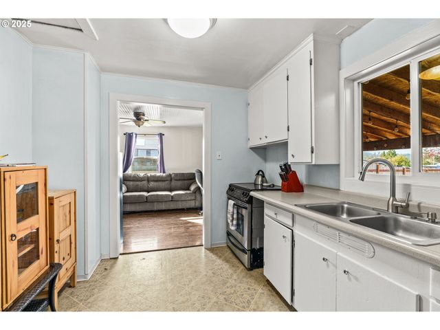 12 N CANNON St, Lowell, OR 97452