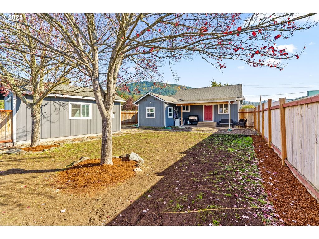 12 N CANNON St, Lowell, OR 97452