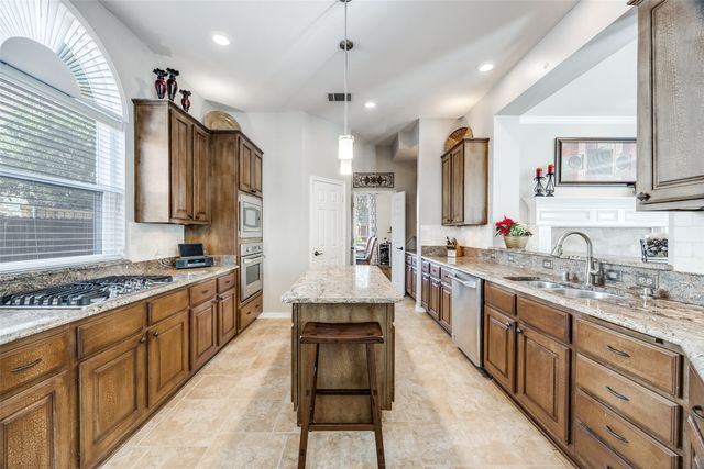 945 Creek Crossing, Coppell, TX 75019