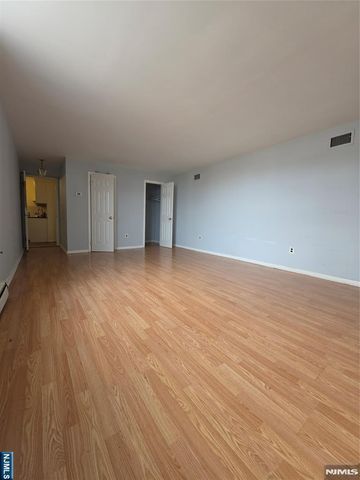 4 W Washington Place 4, Palisades Park, NJ 07650