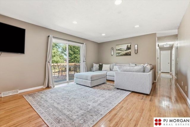 5011 N 114 Street, Omaha, NE 68164