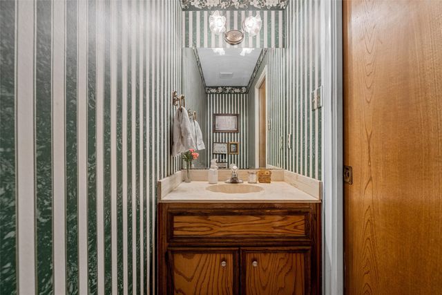 10011 Lost Oak Ridge Drive, Woodway, TX 76712