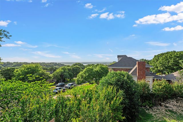 10011 Lost Oak Ridge Drive, Woodway, TX 76712