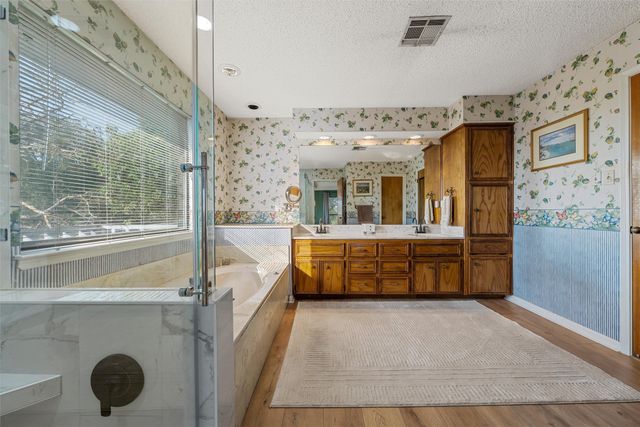 10011 Lost Oak Ridge Drive, Woodway, TX 76712