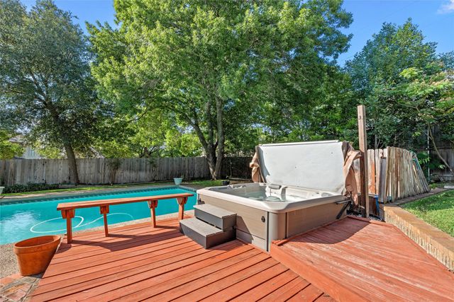 10011 Lost Oak Ridge Drive, Woodway, TX 76712