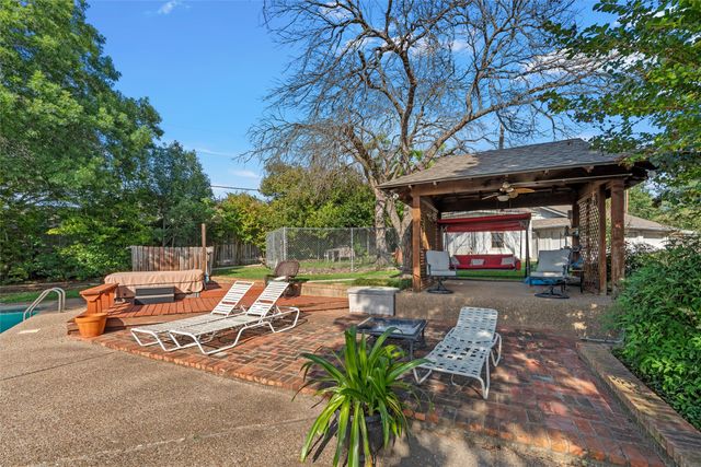 10011 Lost Oak Ridge Drive, Woodway, TX 76712