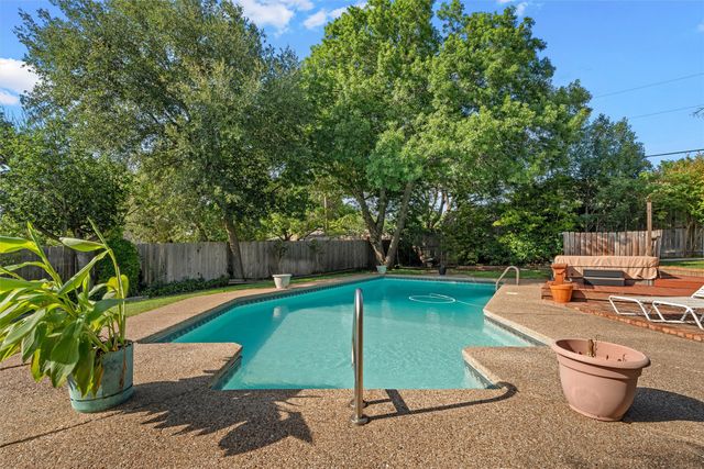 10011 Lost Oak Ridge Drive, Woodway, TX 76712