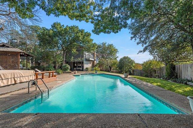 10011 Lost Oak Ridge Drive, Woodway, TX 76712
