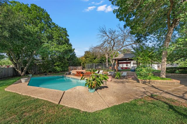 10011 Lost Oak Ridge Drive, Woodway, TX 76712