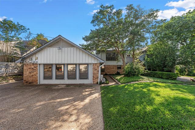 10011 Lost Oak Ridge Drive, Woodway, TX 76712