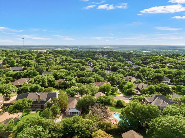 10011 Lost Oak Ridge Drive, Woodway, TX 76712