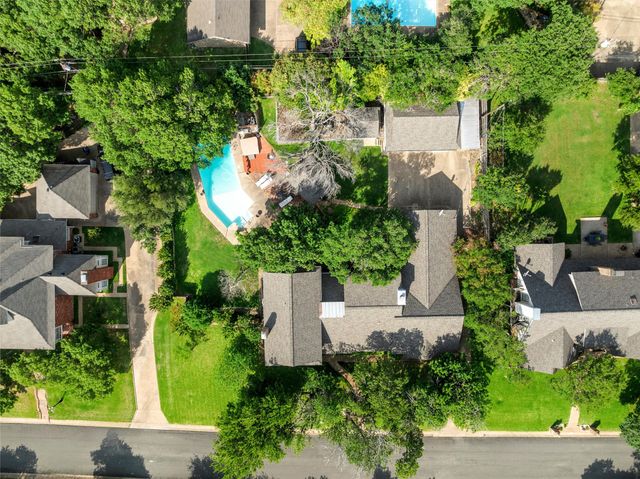 10011 Lost Oak Ridge Drive, Woodway, TX 76712